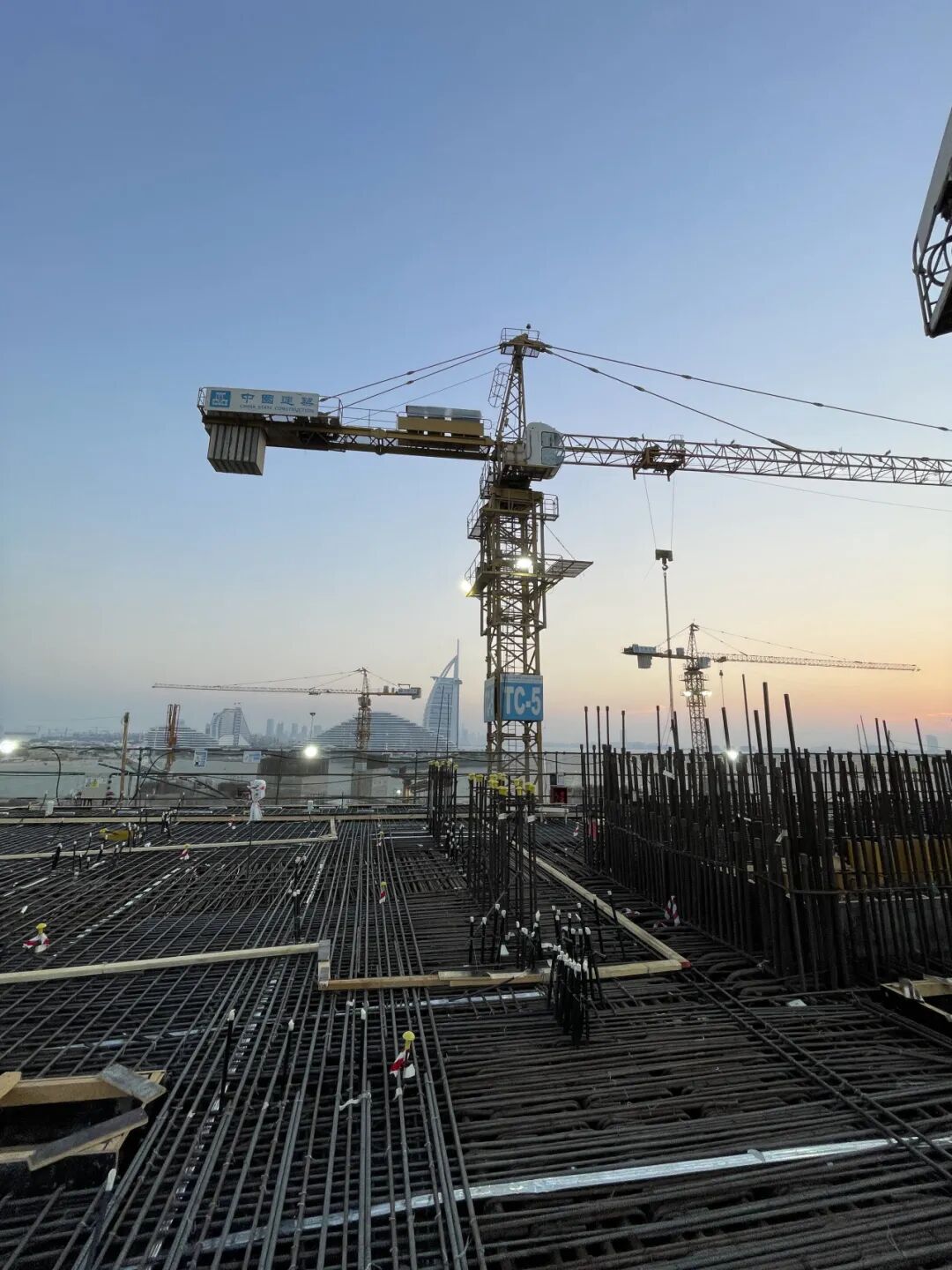 中国建筑R1029岛屿开发项目完成“超级转换层”浇筑1.jpg 中国建筑R1029岛屿开发项目完成“超级转换层”浇筑1.jpg