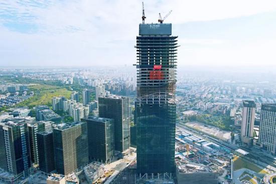中建承建上海市双子塔F1-D项目主体结构封顶1.jpg