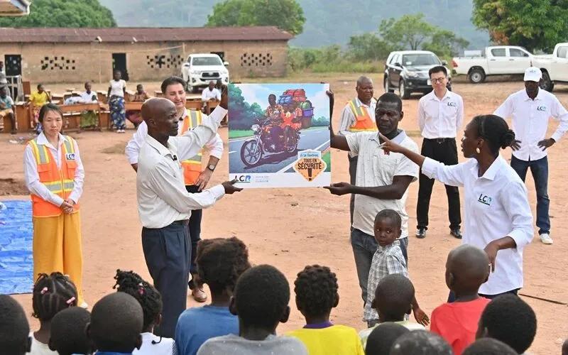 中国建筑刚果国家道路运营公司(LCR)开展2025年开学季社会公益活动2.jpg 中国建筑刚果国家道路运营公司(LCR)开展2025年开学季社会公益活动2.jpg