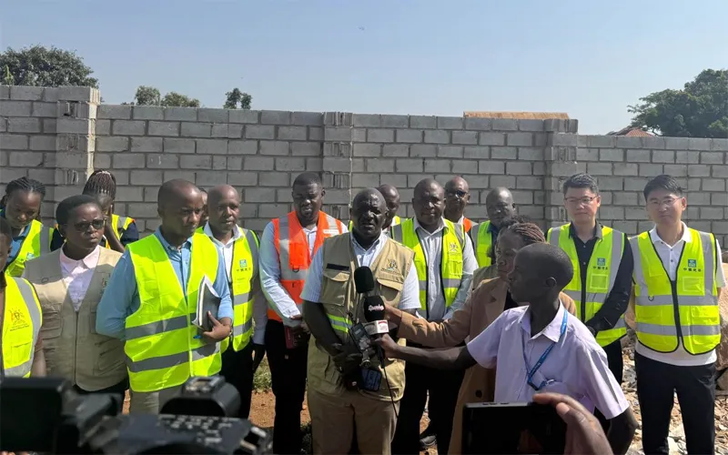 乌干达工程和交通部长视察NB道路项目1.png 乌干达工程和交通部长视察NB道路项目1.png