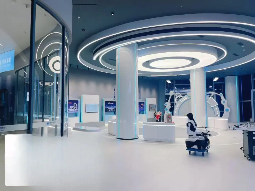 中国建筑承建的长三角首家机器人6S旗舰店装饰工程完工（3）.png