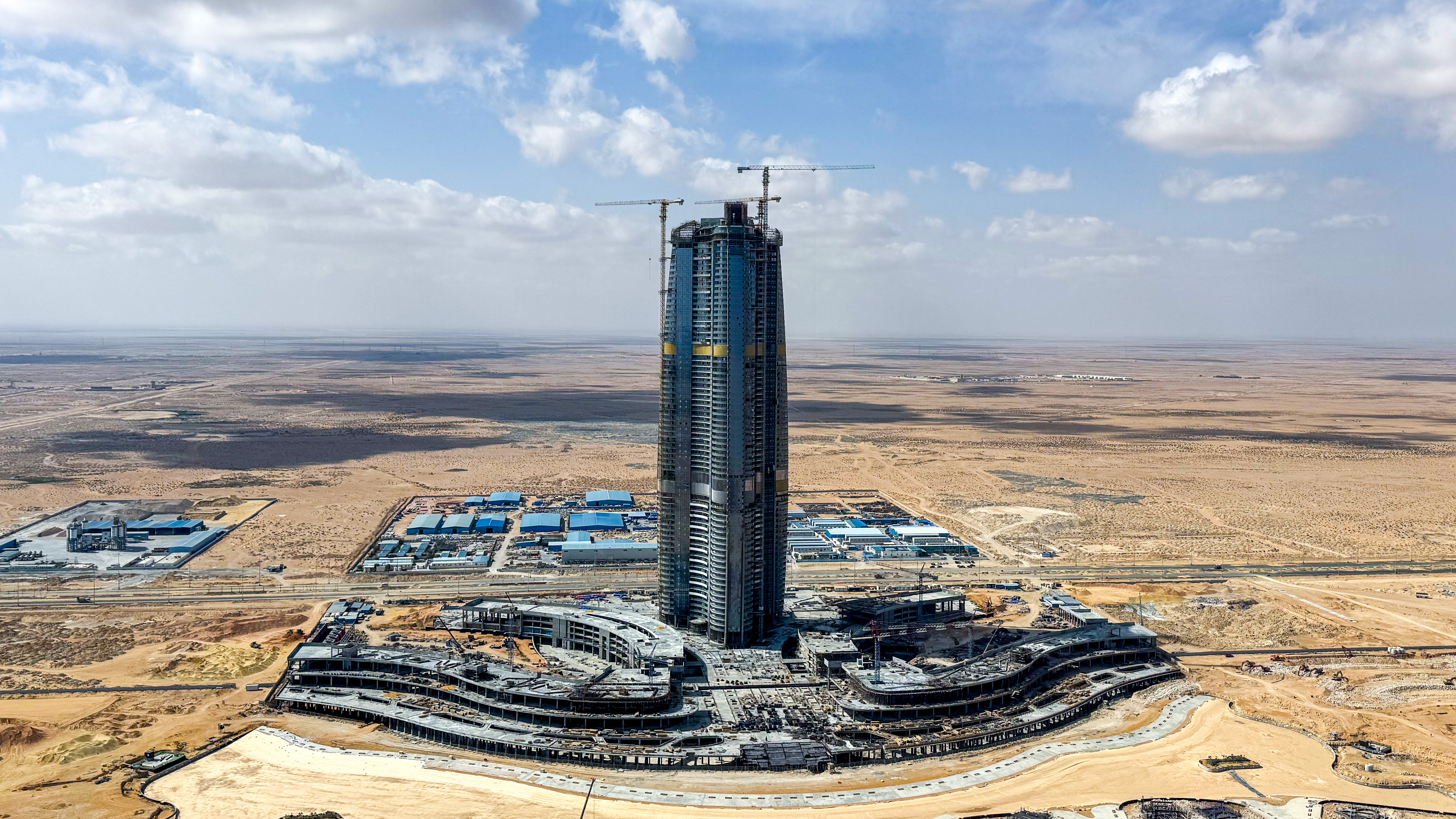 中国建筑承建的埃及阿拉曼T01标志塔裙房主体结构封顶（1）.jpg